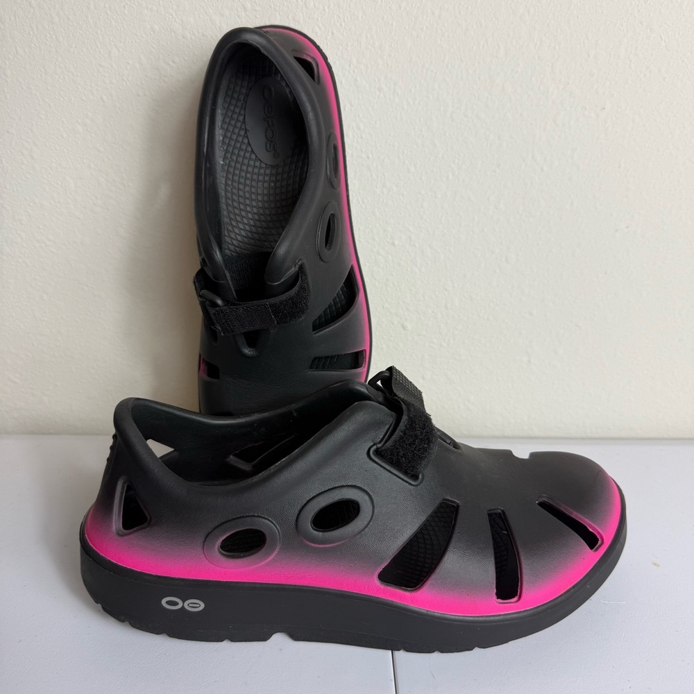 OOFOS Women’s Size 8 Oocandoo Slip On Recovery Shoes Black Pink